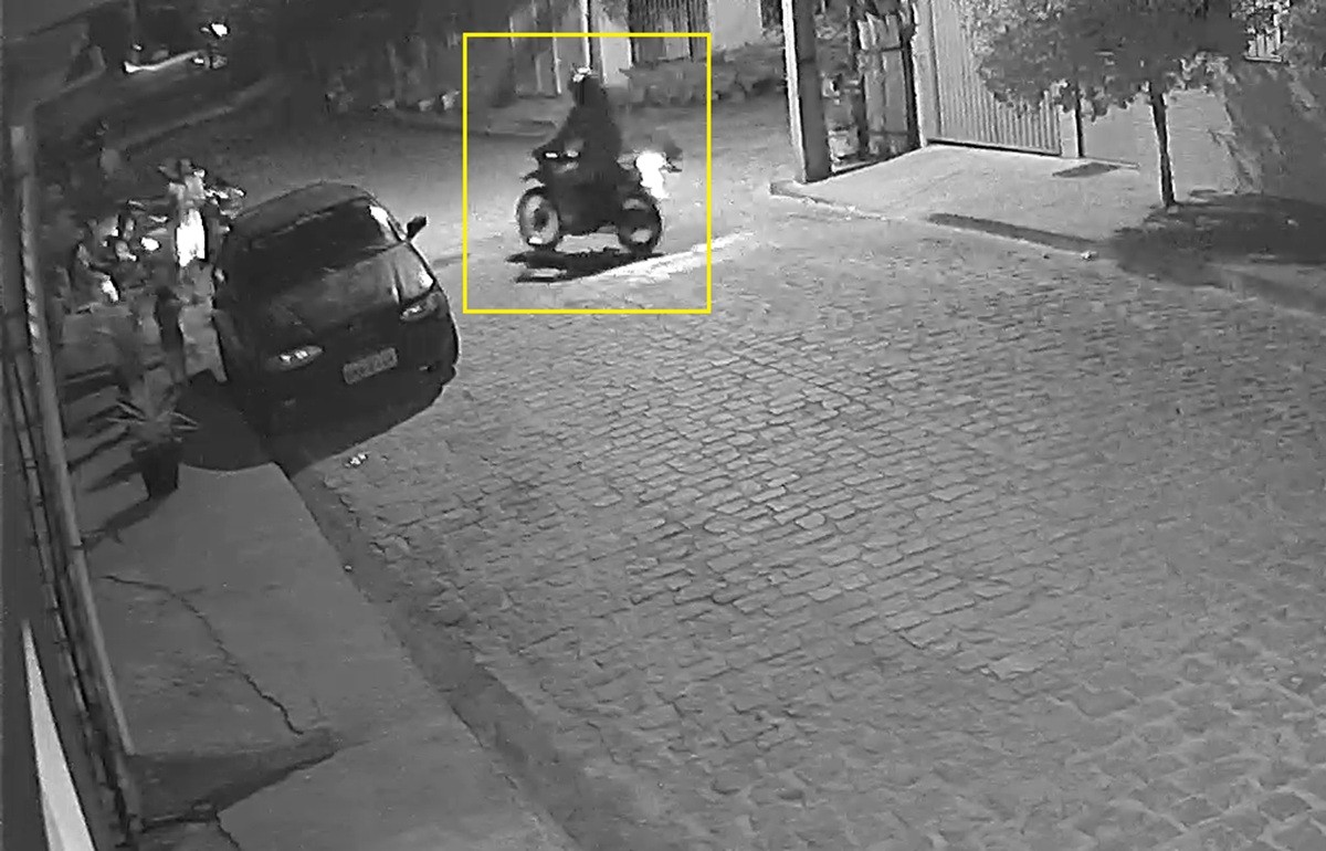Duas pessoas são mortas a tiros na rua em Itaperuna