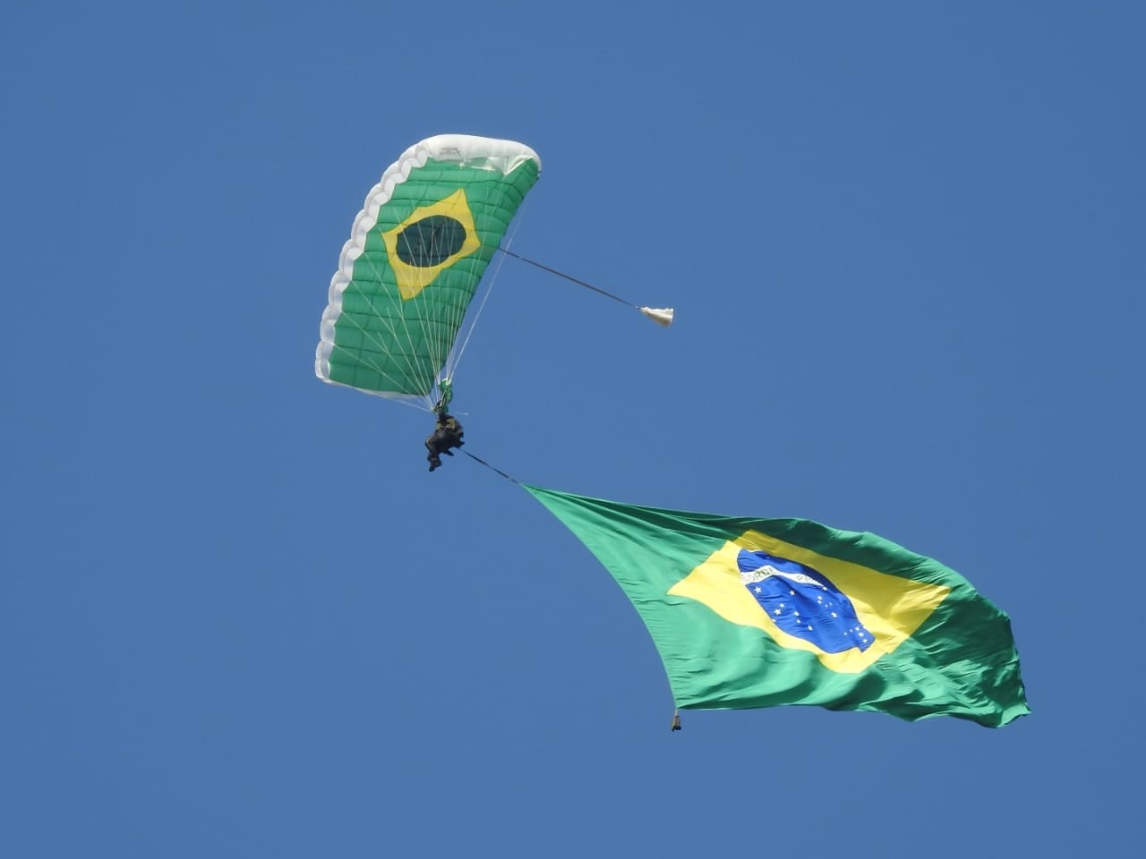 Esquadrilha e saltos de paraquedistas: evento do Exército deve reunir 60 mil pessoas em Taubaté neste sábado (9); saiba como garantir ingresso