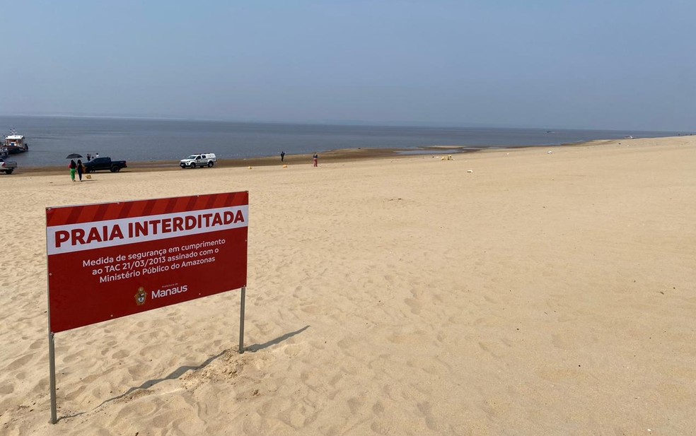 Com seca severa, praia da Ponta Negra, principal balneário de Manaus, é interditada para banho — Foto: Carolina França/Rede Amazônica