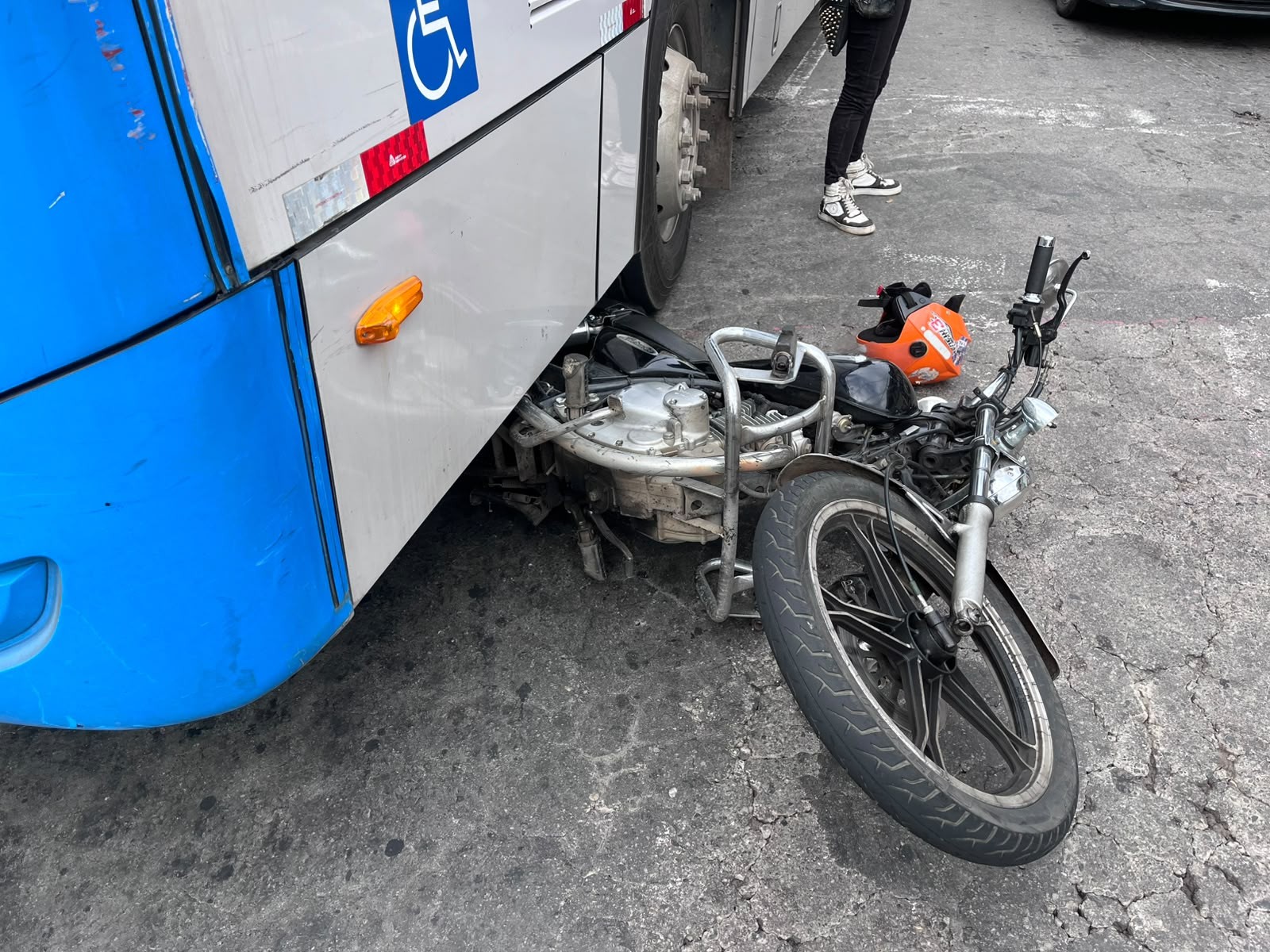 Moto vai parar embaixo de ônibus em acidente no bairro Francisco Bernardino