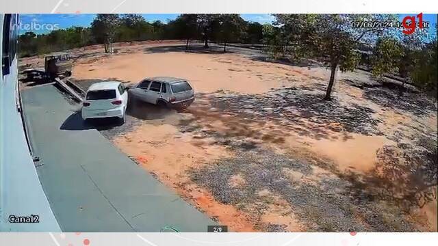 Homem joga carro contra outro veículo e troca tiros com motorista após briga por estacionamento; VÍDEO 