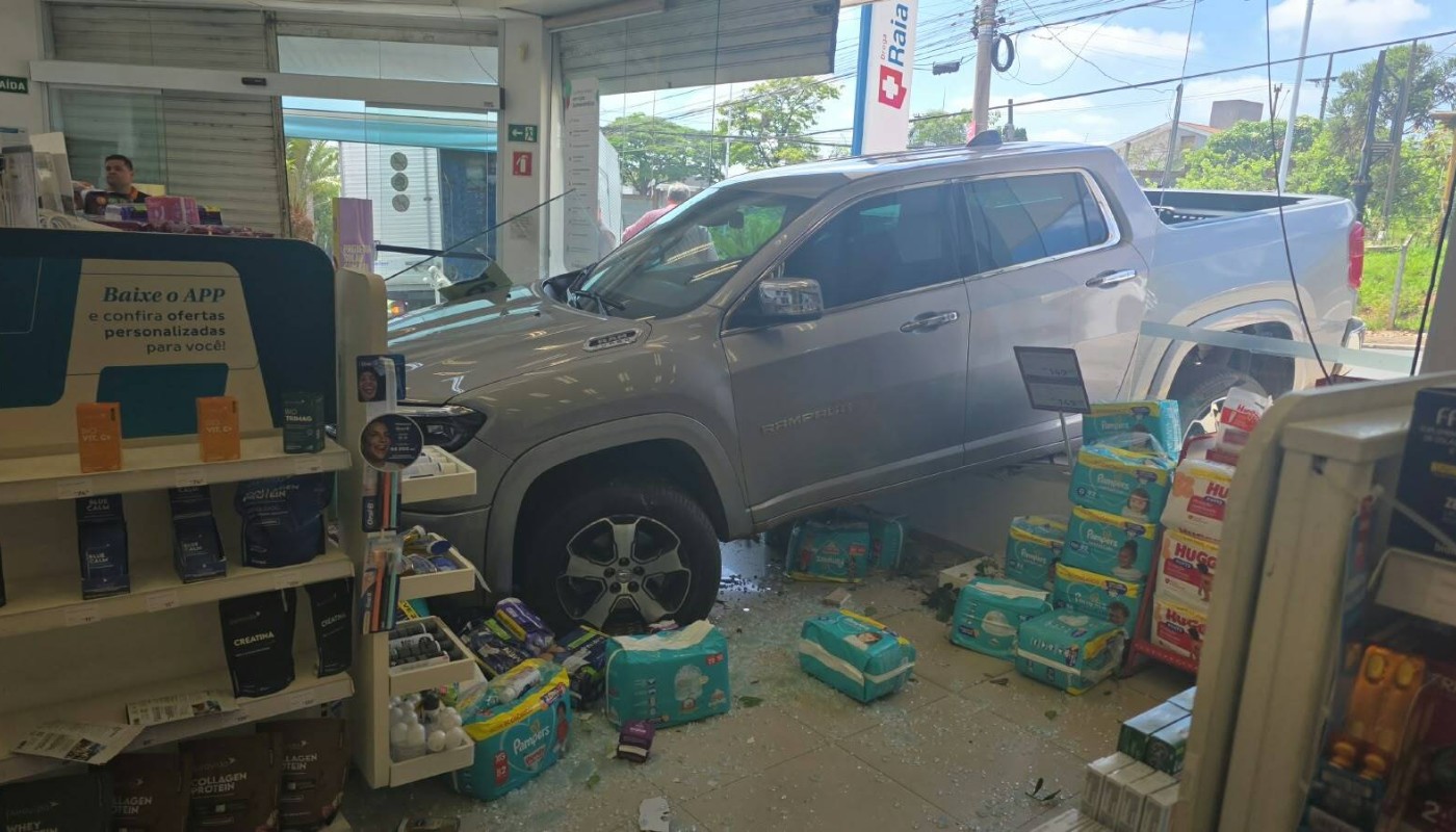 FOTOS: motorista de 81 anos perde o controle de caminhonete, invade farmácia e fere funcionária em Limeira