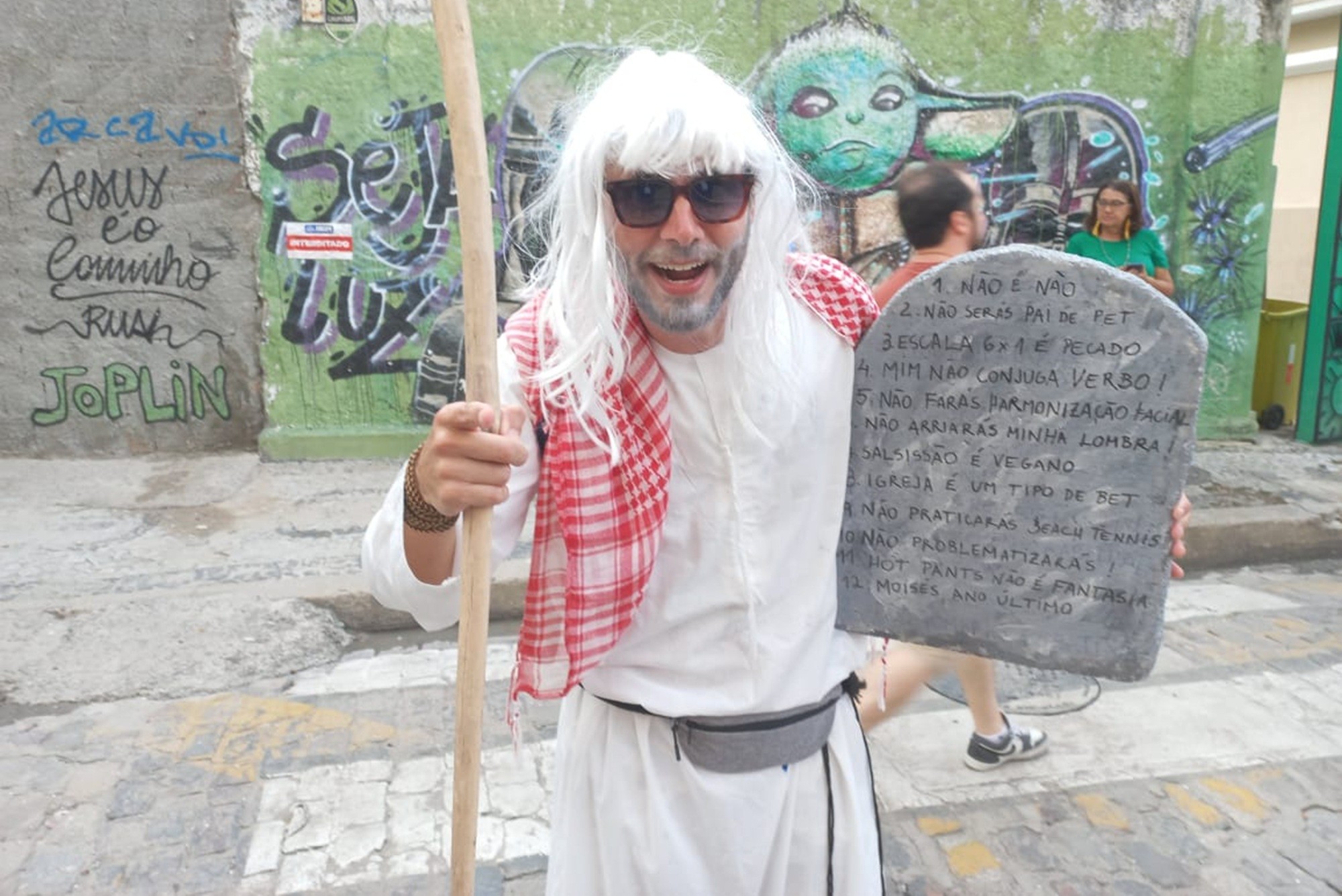 Palhaços, heróis e Moisés com 'mandamentos atualizados' tomam conta do Bairro do Recife