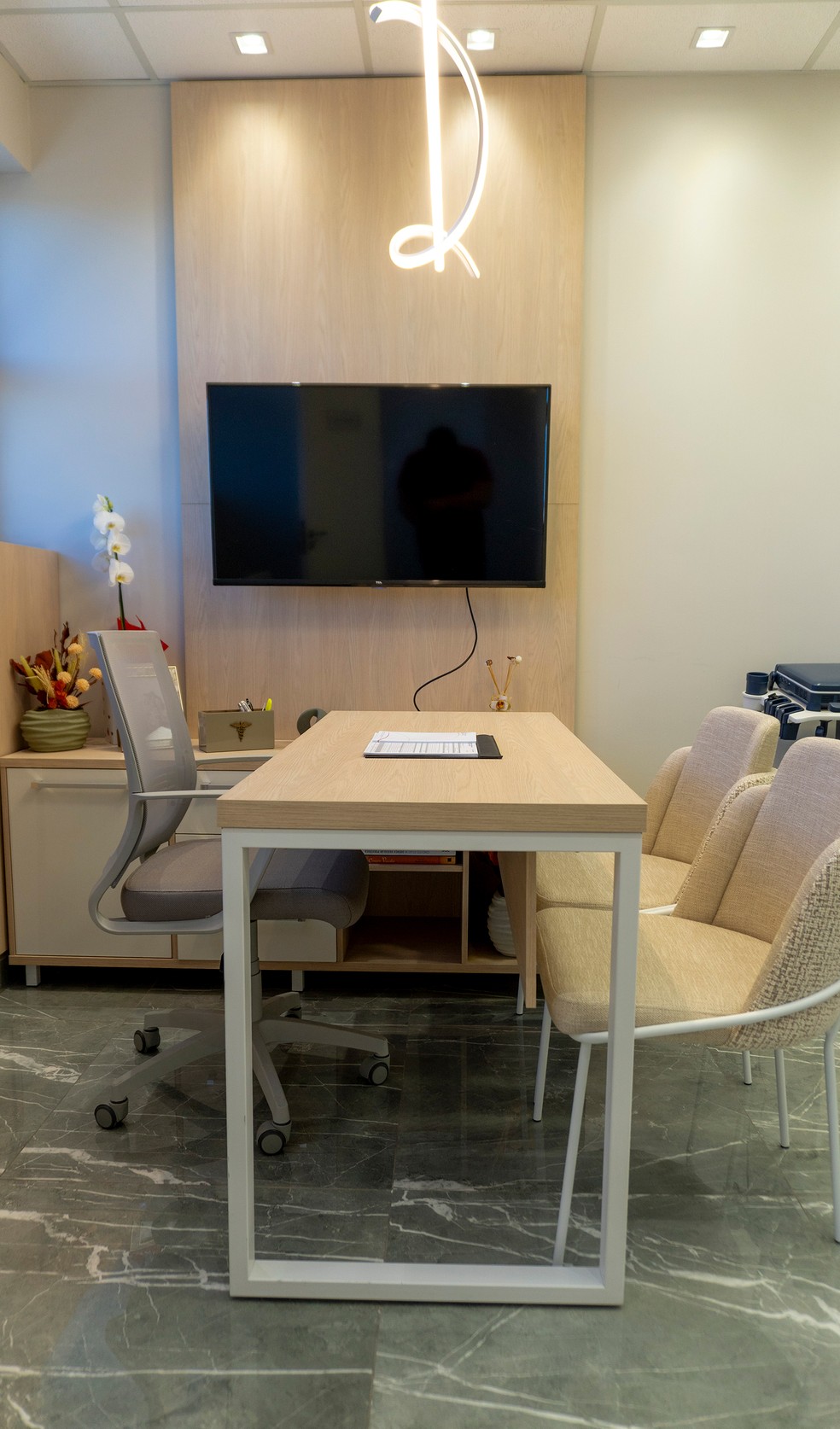 Cada ambiente recebe soluções sob medida, com ergonomia e eficiência — Foto: Giobel/Divulgação