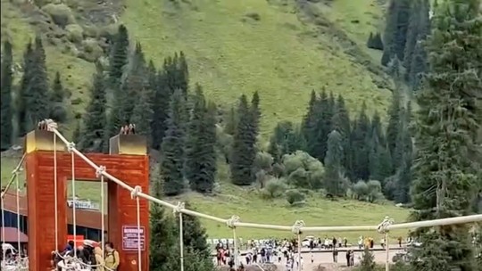 Queda de ponte em atração turística na China mata 5; VÍDEO mostra resgate de vítimas - A atração foi fechada pelas autoridades chinesas enquanto a causa do incidente está sendo apurada; 24 ficaram feridos.