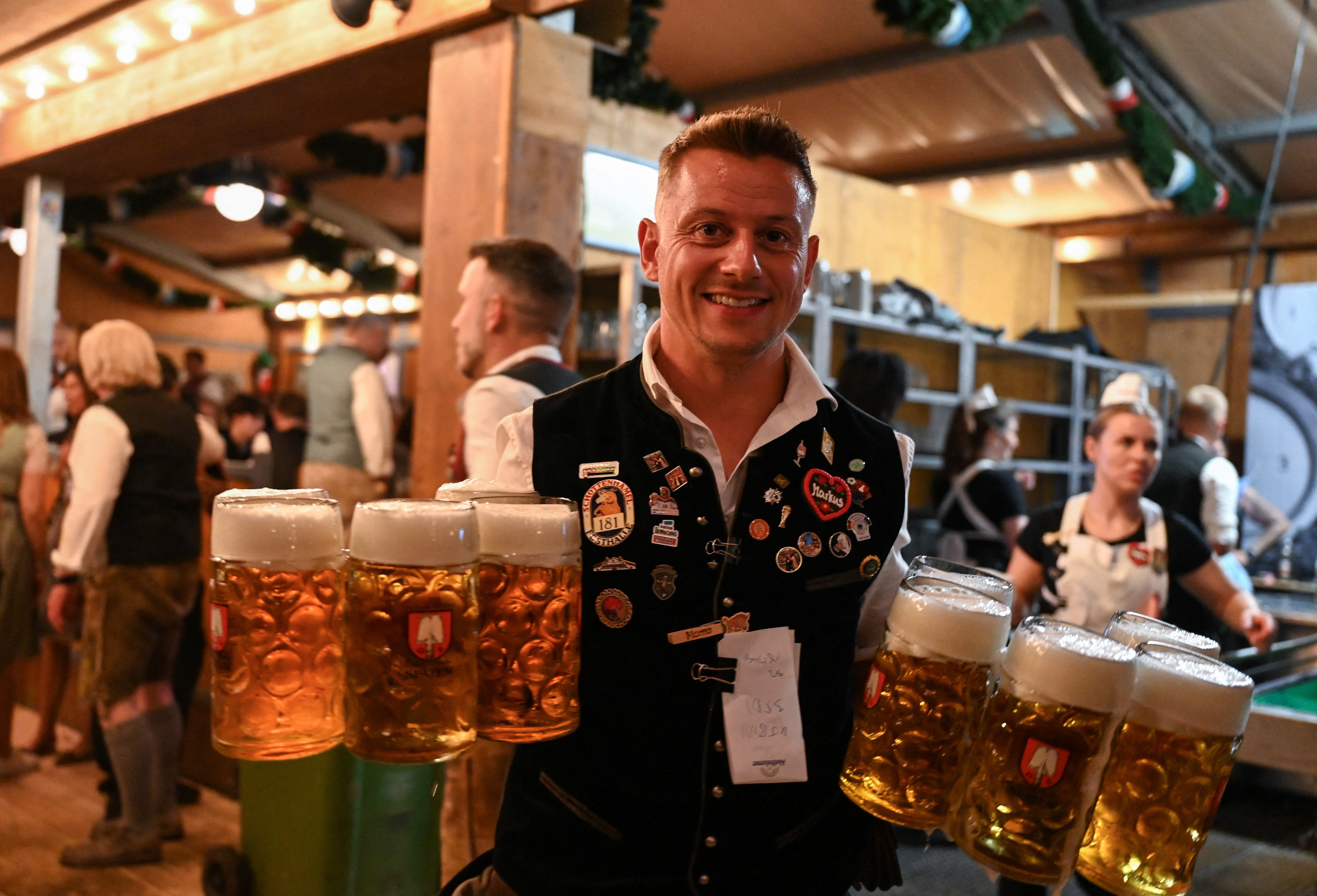 Munique abre Oktoberfest com muito sol, cerveja e IA antiaglomeração