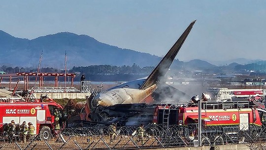 É #FAKE que acidente aéreo na Coreia do Sul em 2024 ocorreu na decolagem; Boeing se chocou contra muro após pousar - Publicação enganosa circula após queda de avião segundos depois de decolagem em Ahmedabad, na Índia, nesta quinta-feira (12).