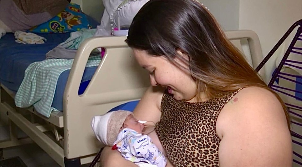 Jamile Souza e o pequeno Yan Matteo — Foto: Reprodução/Rede Amazônica