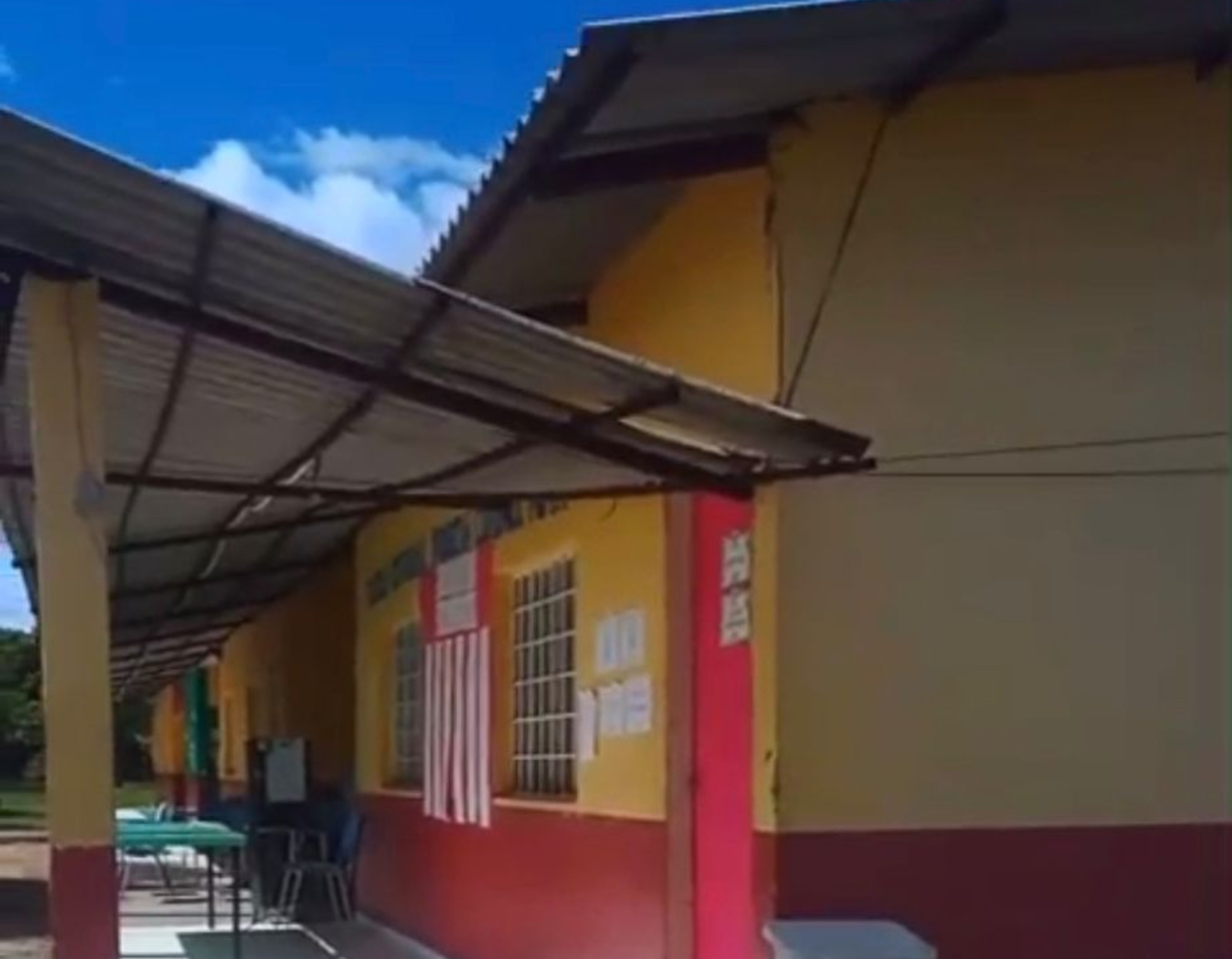 Teto de escola indígena é sustentado por fiação elétrica em Normandia