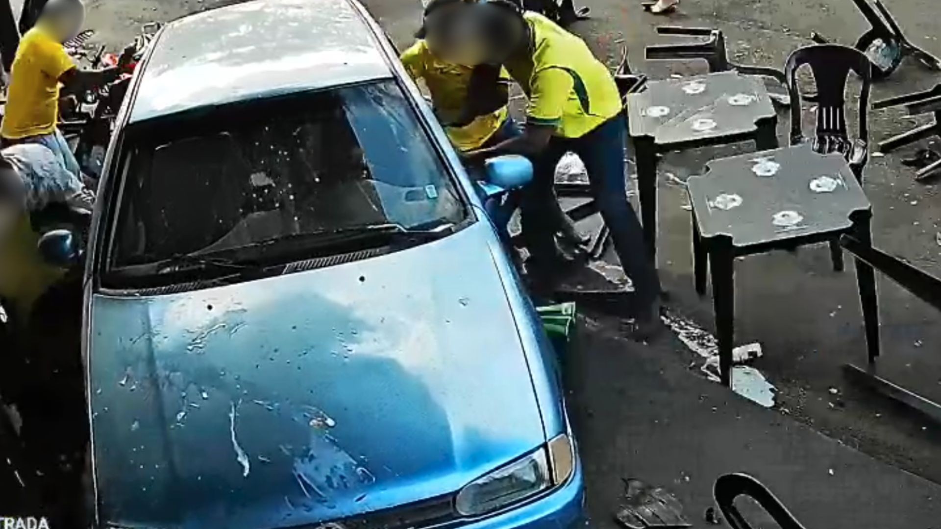 VÍDEO: Carro desgovernado atropela torcedores em bar e deixa quatro feridos em MG