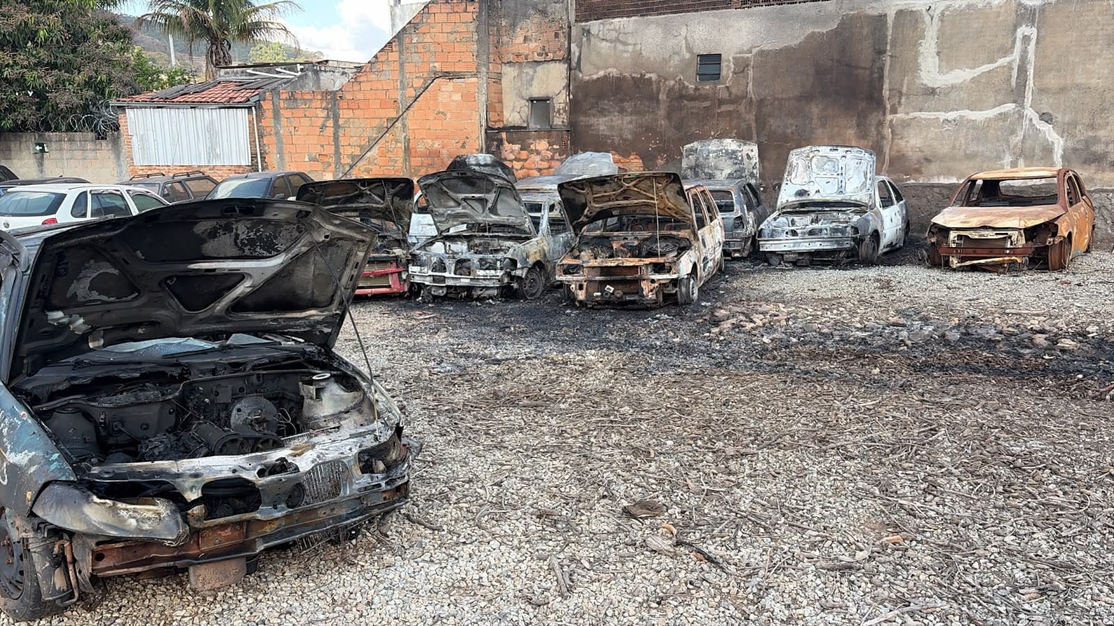 Incêndio em lote vago se espalha e destrói carros em pátio de veículos em Itaúna