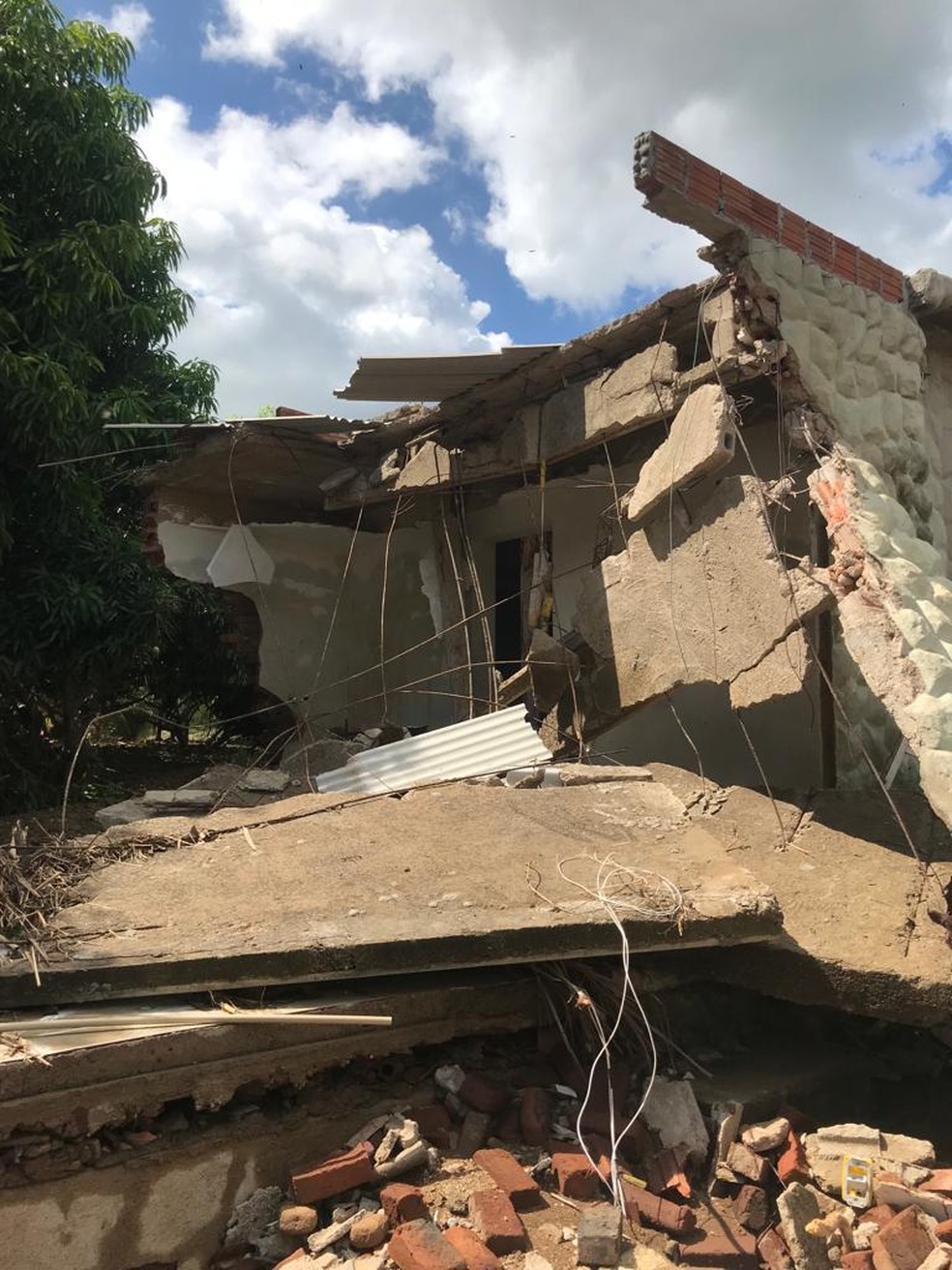 Casa fica destruída após rompimento de açude no Sertão da PB — Foto: Beto Silva/TV Paraíba