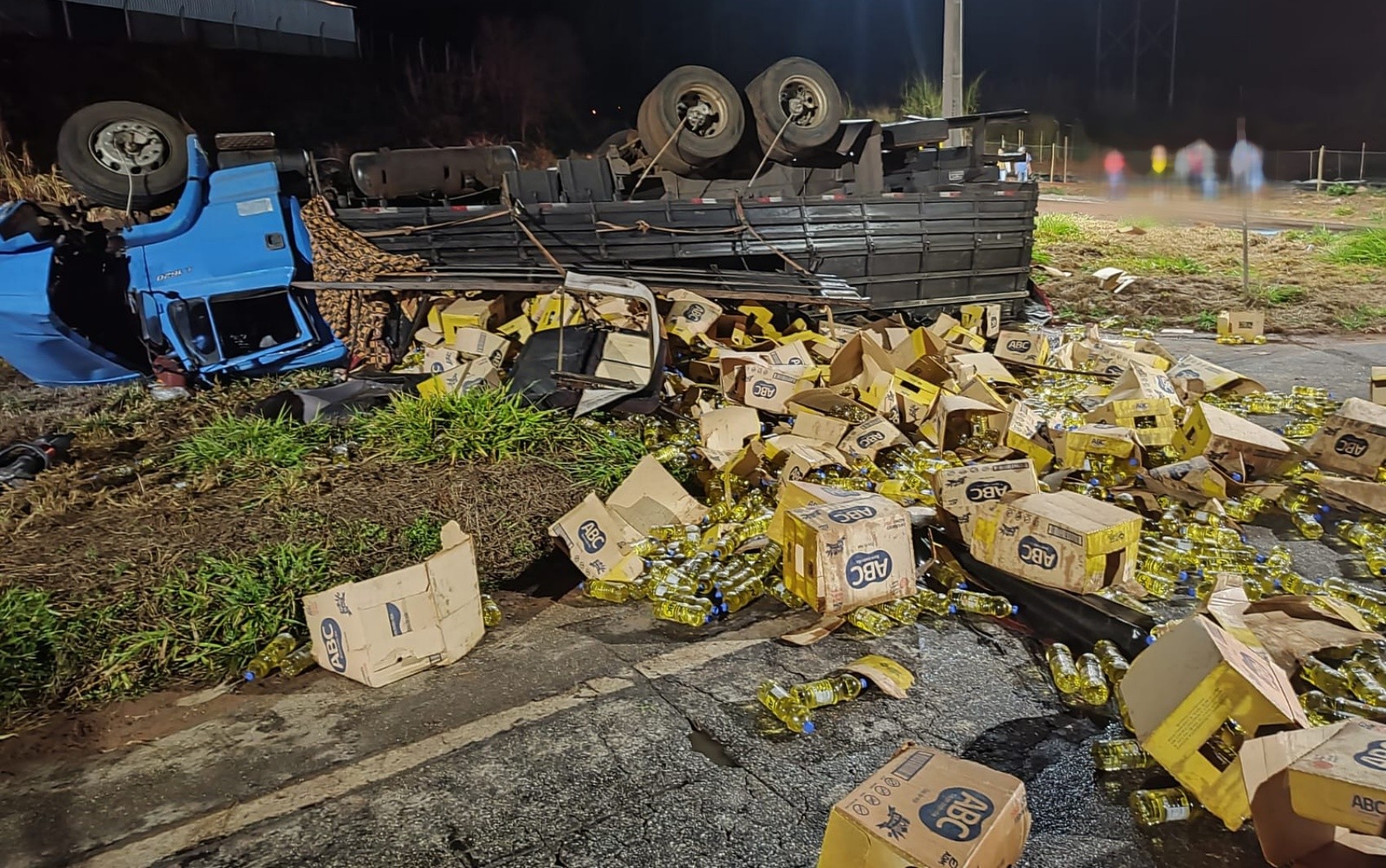 Caminhoneiro morre e seis pessoas ficam feridas após acidente no trevo de Machado, MG