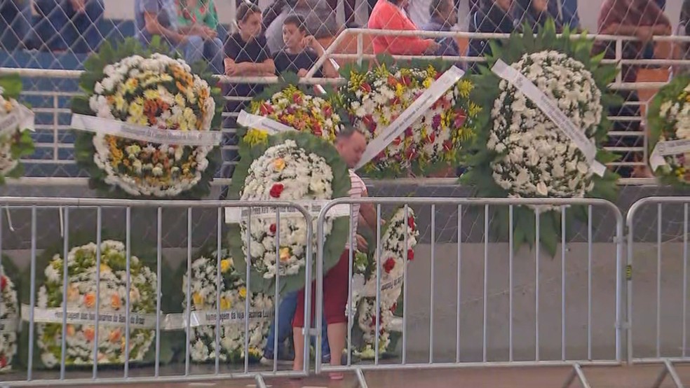 Sob forte comoção, corpo do prefeito Geraldinho é sepultado em Piedade — Foto: Reprodução/TV TEM