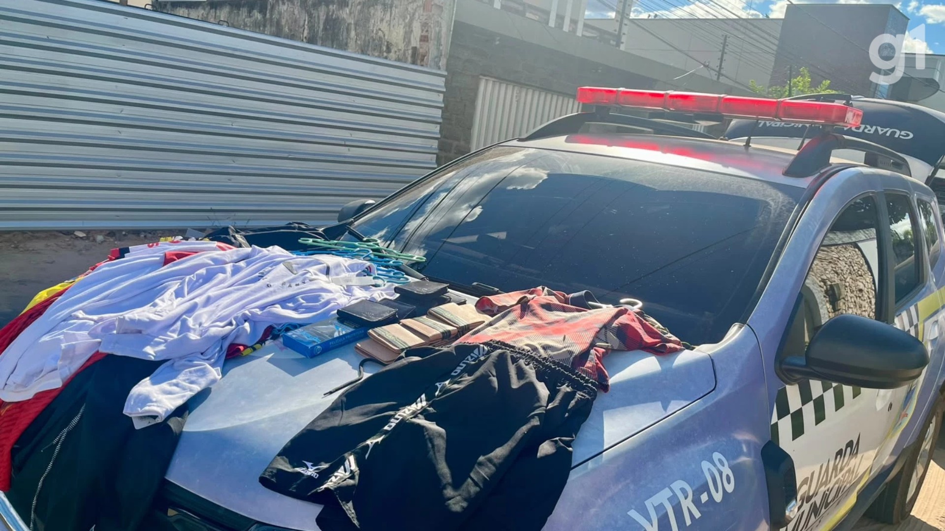 Homem é preso após furtar roupas e acessórios de l