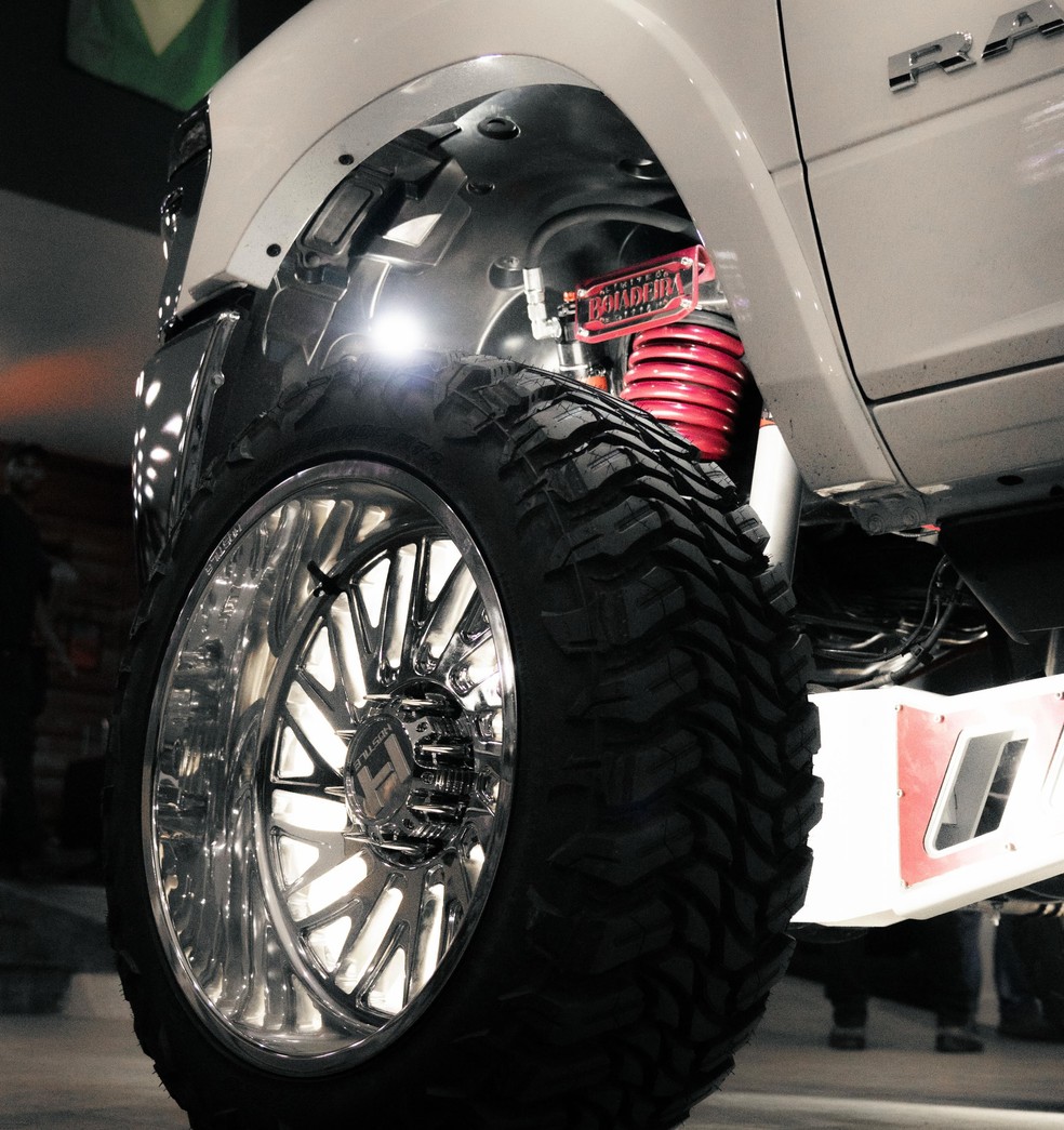 RAM 3500 da cantora Ana Castela com rodas e pneus customizados — Foto: Reprodução / Instagram