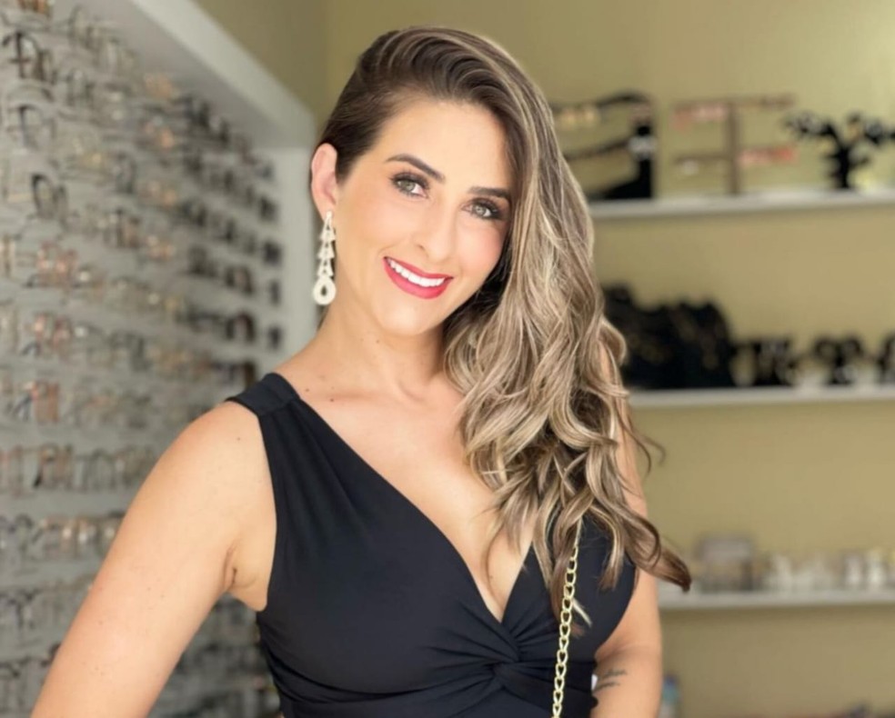 Monalisa Lima posa na sua ótica, aberta há cerca de um ano em Parelhas — Foto: Cedida