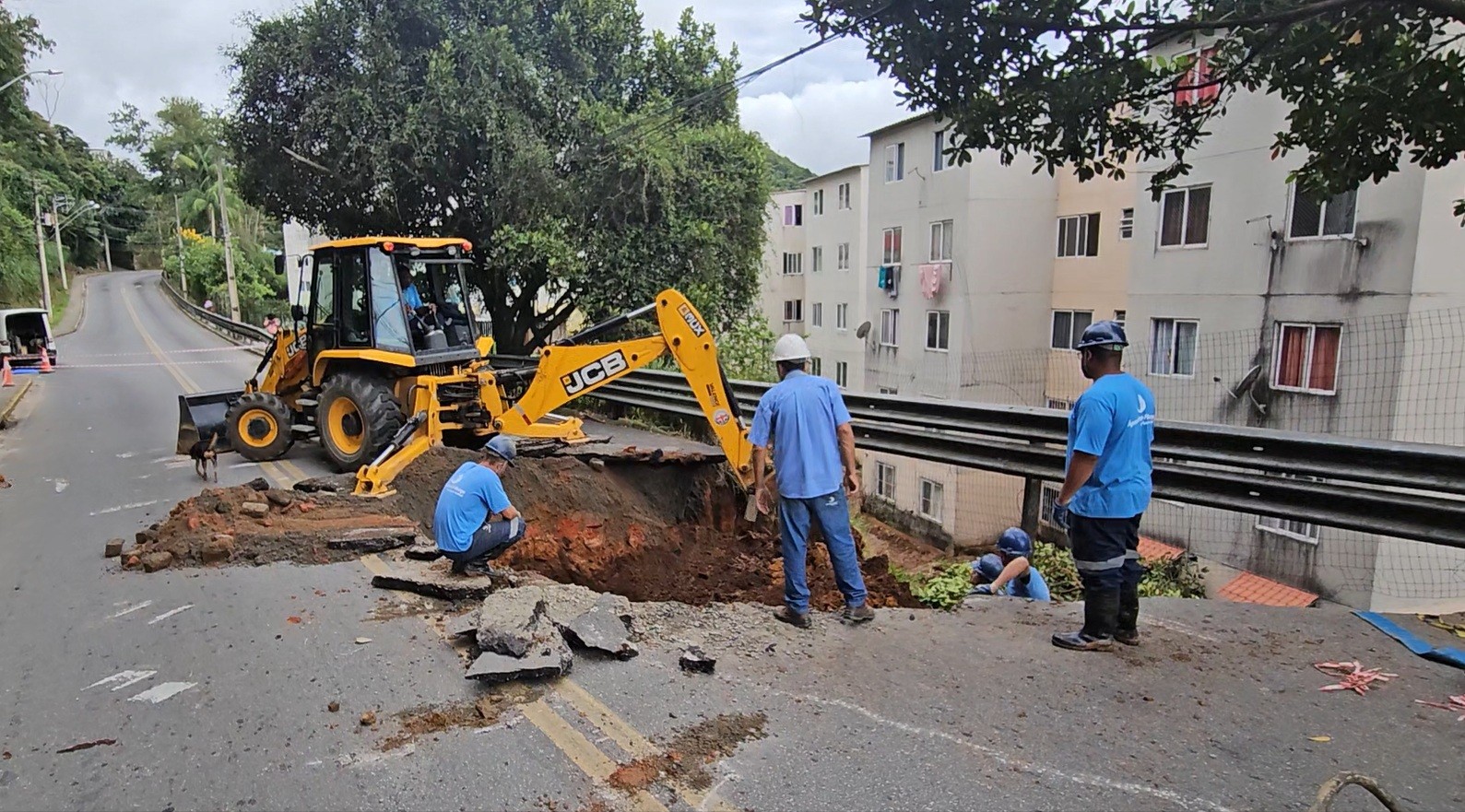 Deslizamento interdita rua em Nova Friburgo após rompimento de tubulação