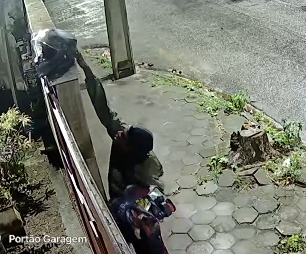 Homem invade casa furta bicicleta, capacete e ferramentas em Campos