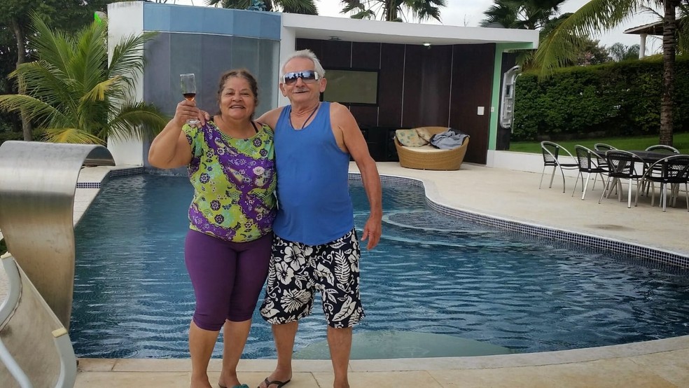 Dona Gerli e seu José aproveitam dia de folga com piscina — Foto: Arquivo pessoal/Daniela Araruna