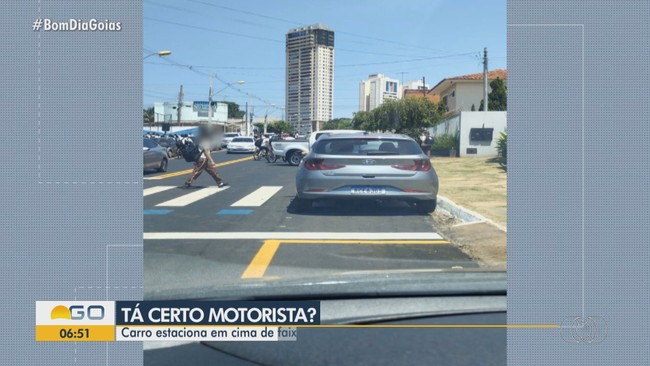 'T certo, motorista?': carro  flgragrado estacionado em faixa de pedestres