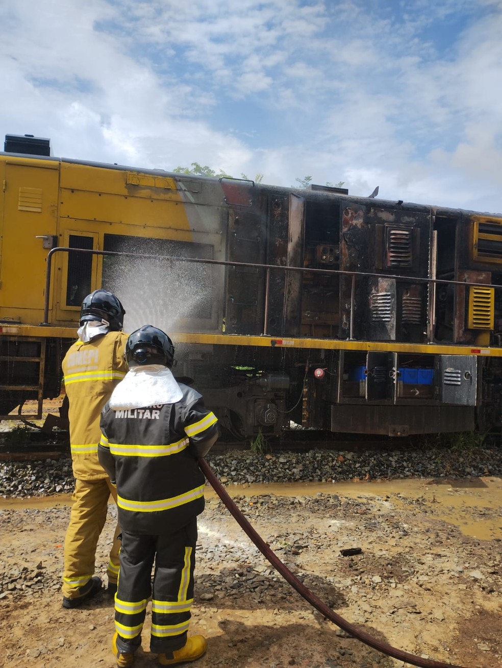Locomotiva é destruída em incêndio no Terminal de Petróleo de Teresina — Foto: Corpo de Bombeiros do Estado do Piauí