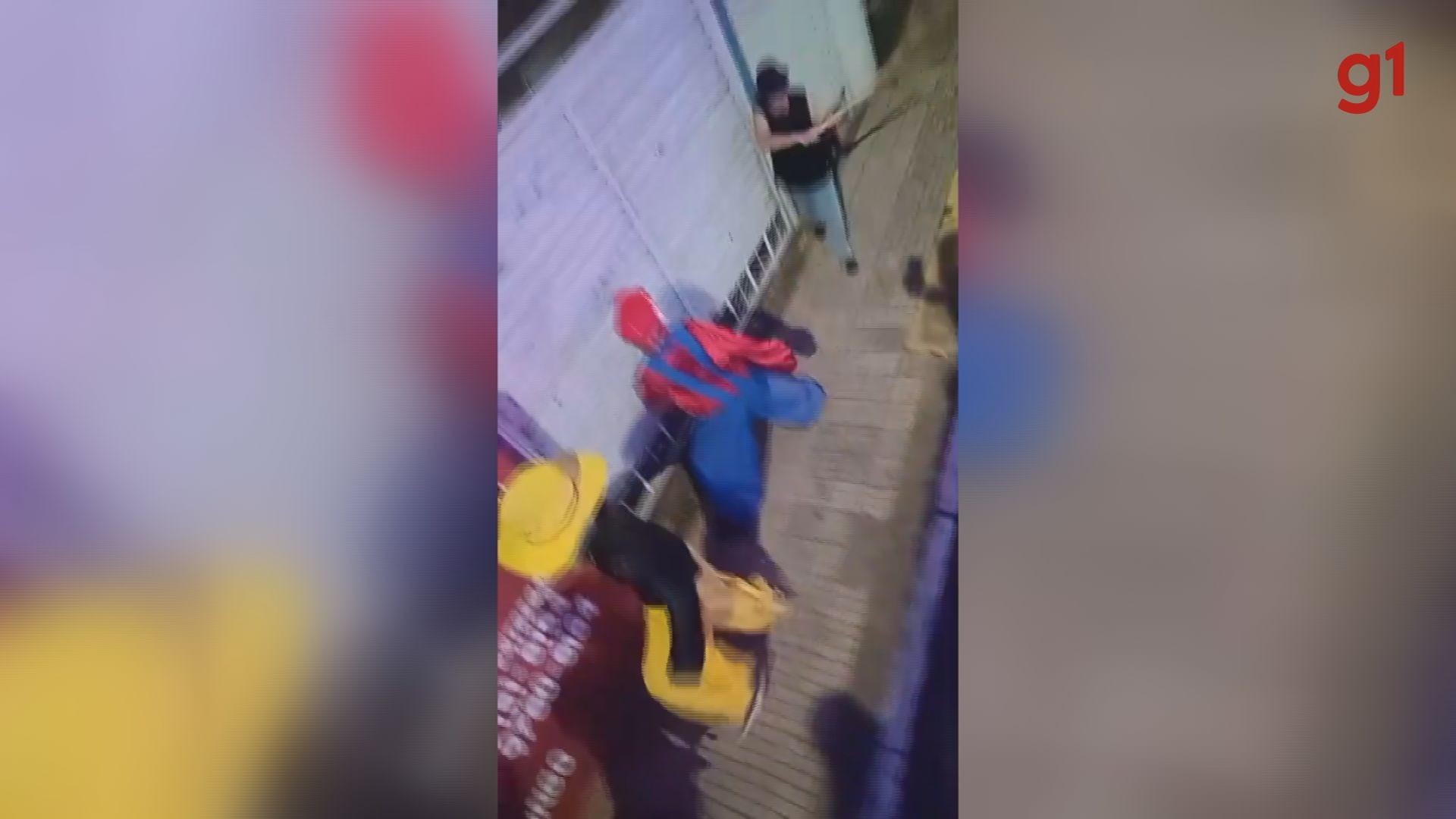 VÍDEO: morador tenta agredir personagens da 'Carreta da Alegria' com bastão de madeira em MG