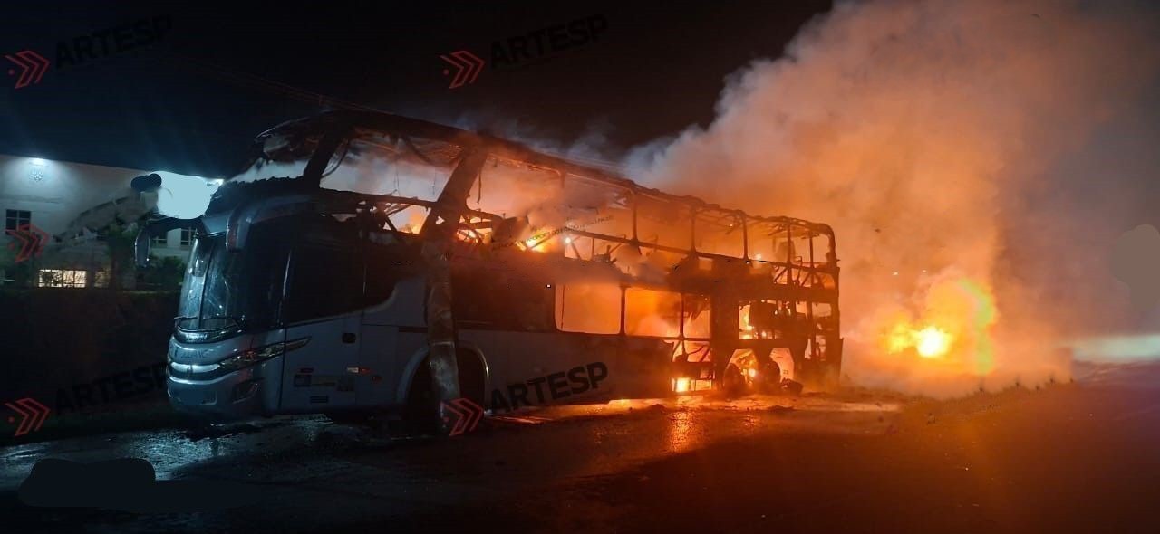 Ônibus pega fogo após pane mecânica na Rodovia Anhanguera em Limeira e passageira grávida fica ferida, diz Artesp