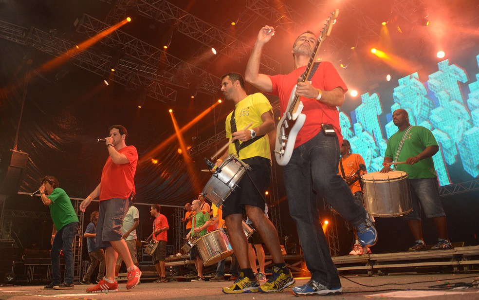 Pernambucano MC Bruninho se apresenta em programa musical da Globo