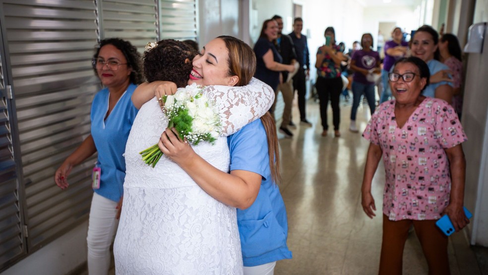 Após adiamento por internação, equipe de hospital em Lins promove casamento surpresa para casal — Foto: Reprodução/Greco Estúdio