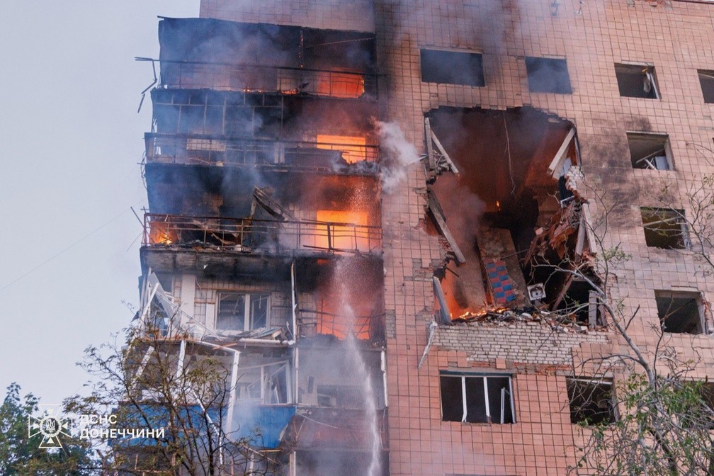 Edifício residencial aparece em chamas após um ataque aéreo russo em Kramatorsk, na região de Donetsk, Ucrânia, na segunda-feira, 20 de julho de 2026. — Foto: Serviço de Emergência da Ucrânia via AP
