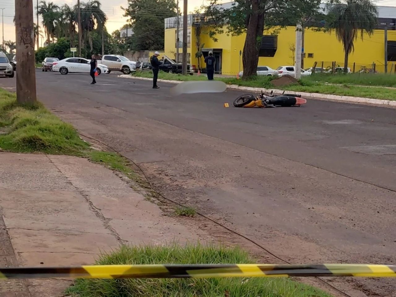 Motociclista morre após bater moto contra árvore em avenida de Campo Grande