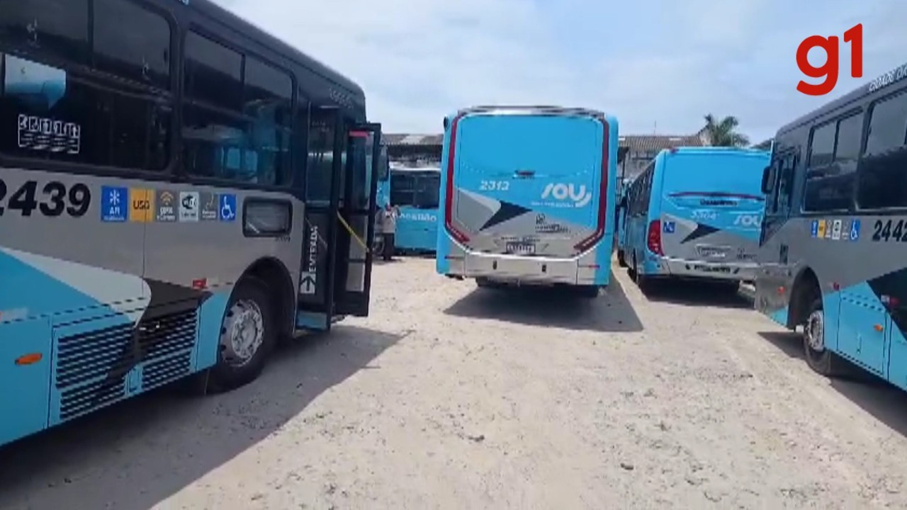 Motoristas de ônibus de São Sebastião protestam após atraso no 13º salário