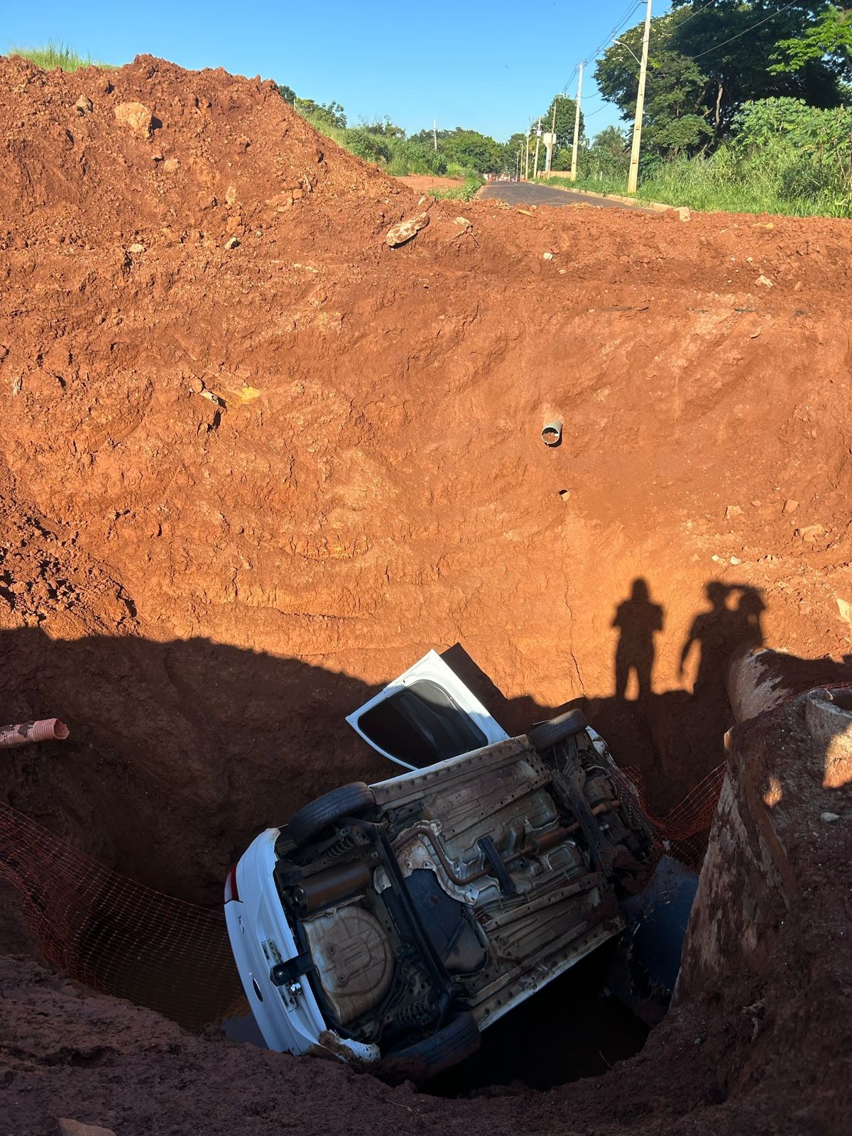 Carro cai em vala de 4 metros após motorista desrespeitar sinalização de obra em Uberlândia