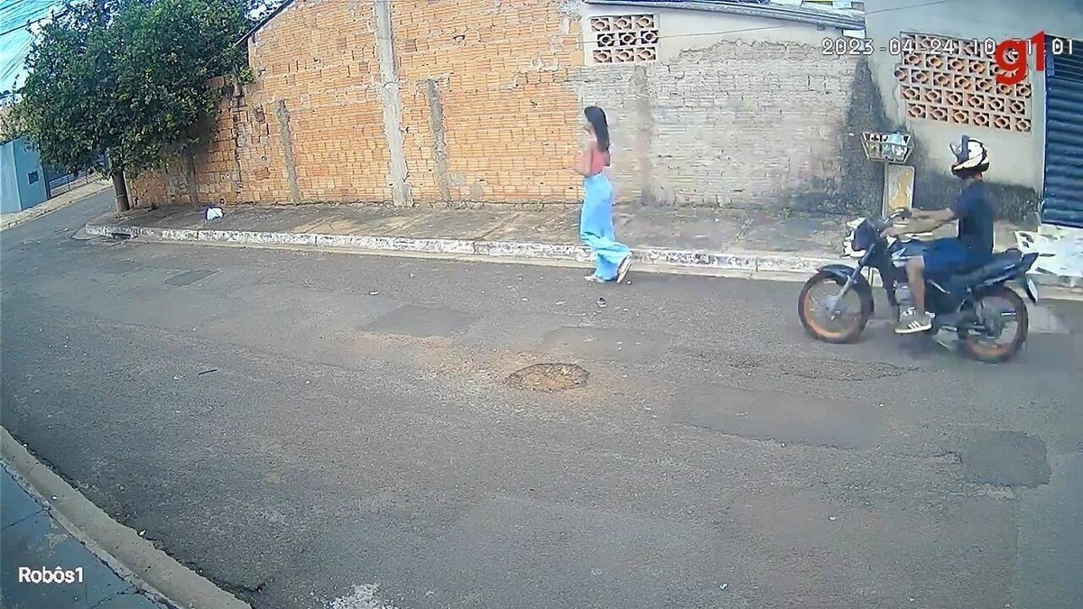 Vídeo mostra motociclista passando a mão em Campo Grande