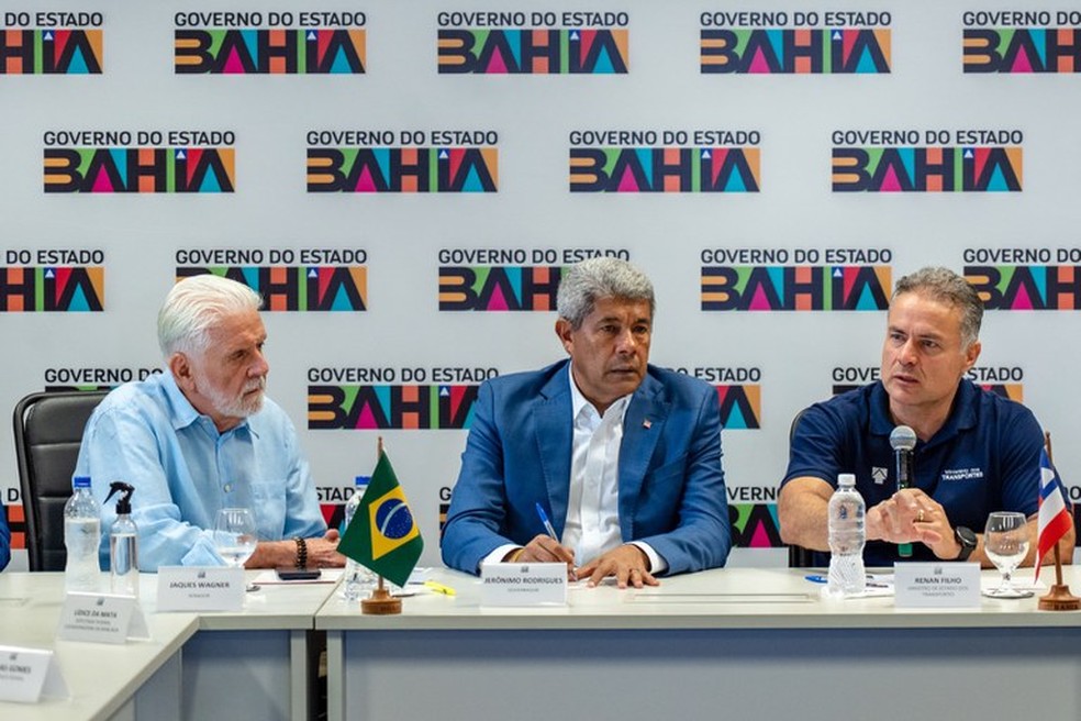Em Salvador, Renan Filho detalhou cronograma das obras da Ponte Jequitinhonha — Foto: Luiz Siqueira/MT