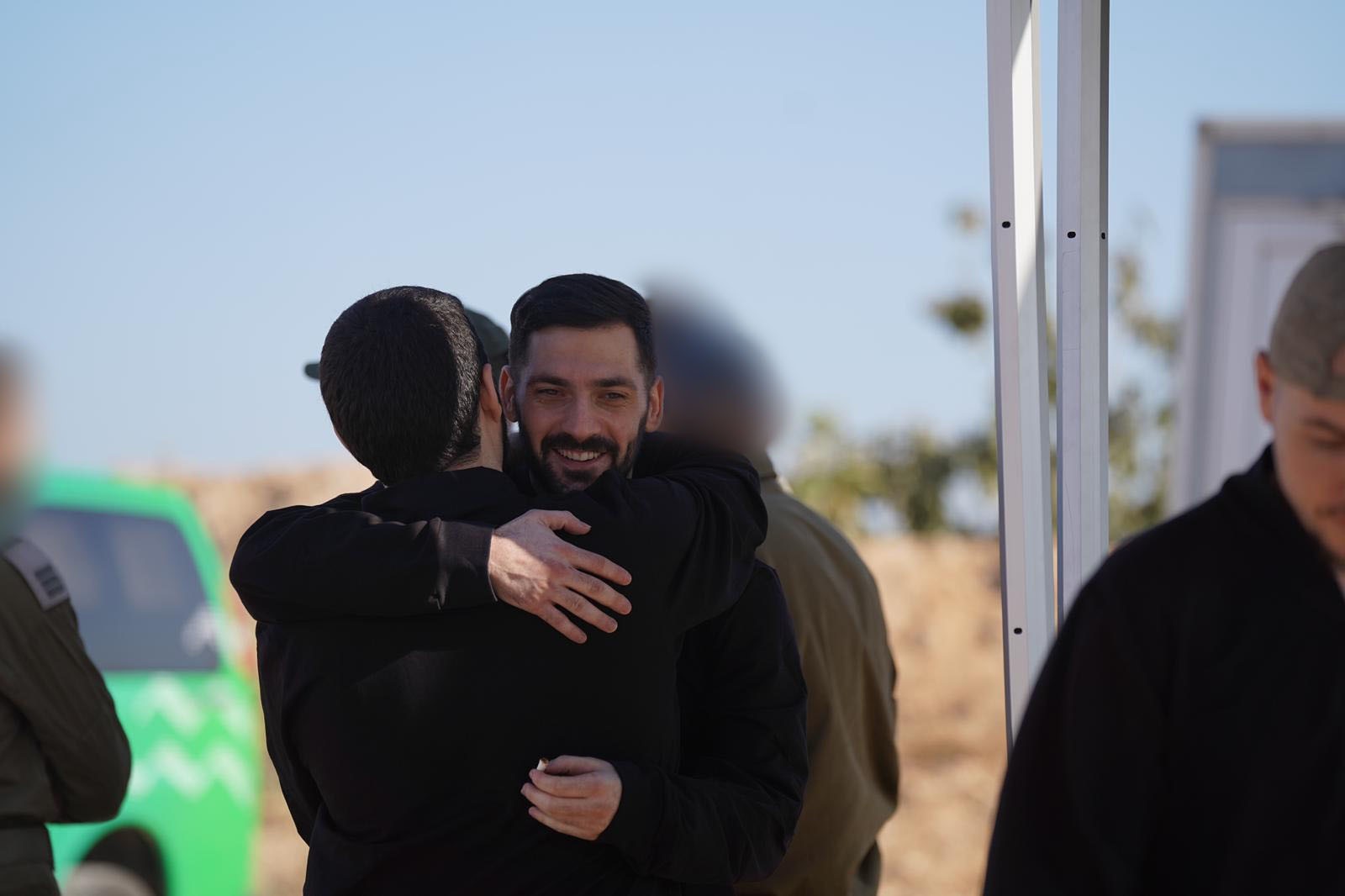 FOTOS: Israel divulga as primeiras imagens de reféns libertados pelo Hamas