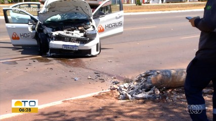 Motorista perde controle do carro e bate em poste na Avenida Teotônio Segurado