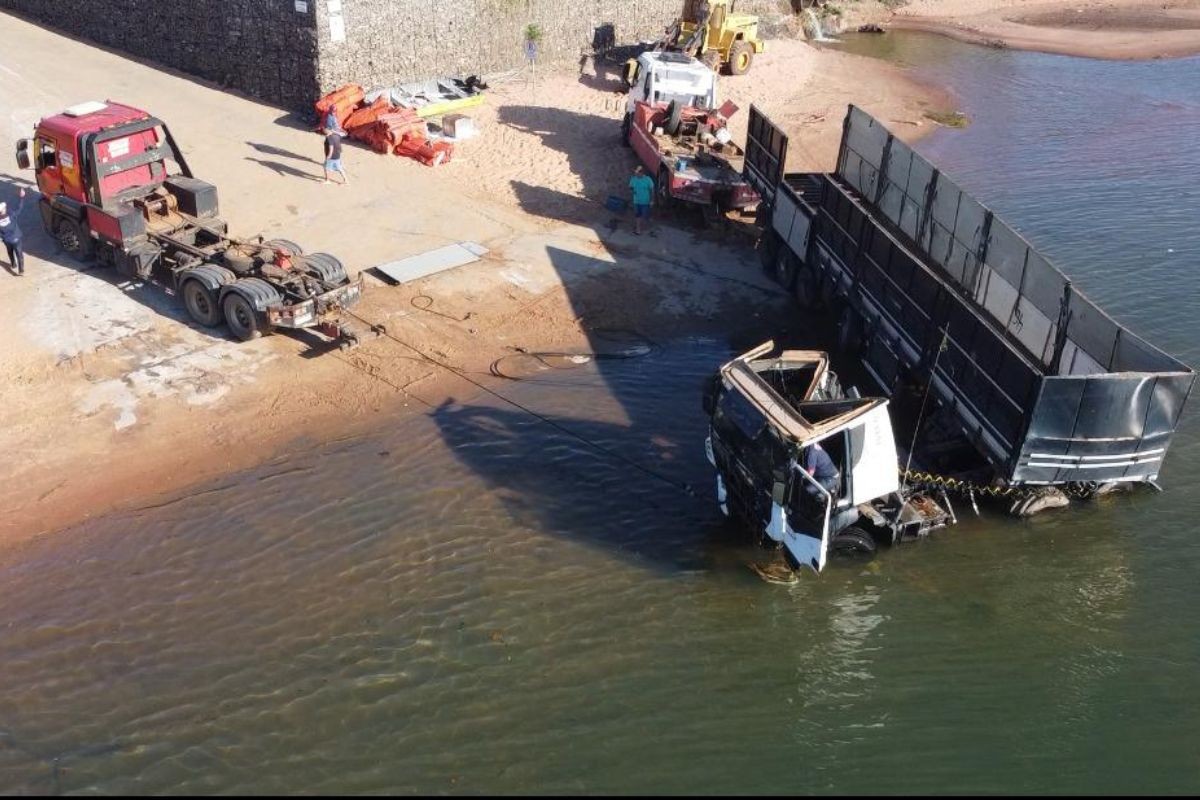 Carreta que caiu no rio Paraná com 39 toneladas de fertilizante é retirada após ficar mais de 80 horas submersa; veja imagens
