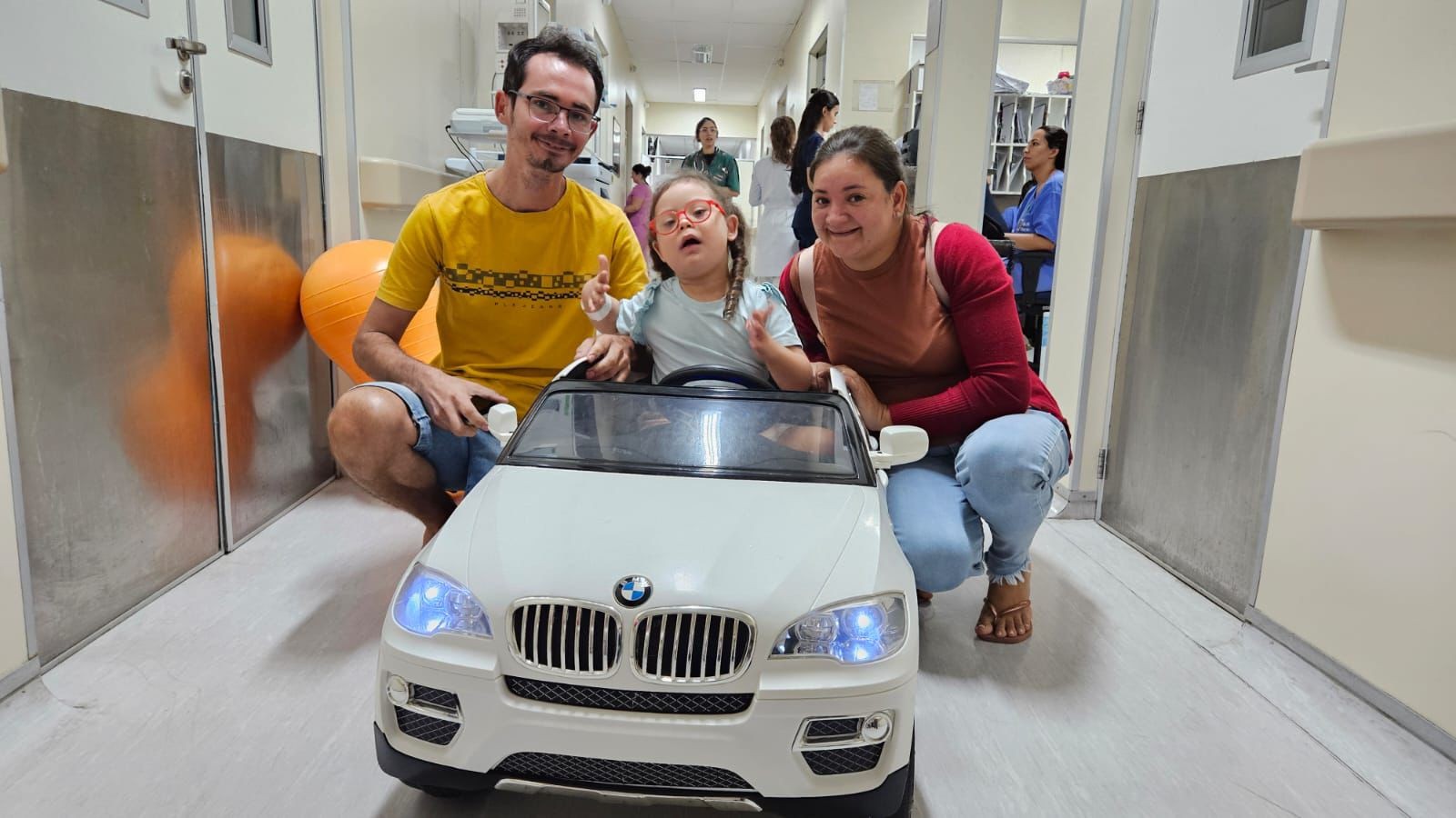 Hospital usa carrinho elétrico e 'corredor de afeto' para receber criança com Síndrome de Down antes de cirurgia no RN