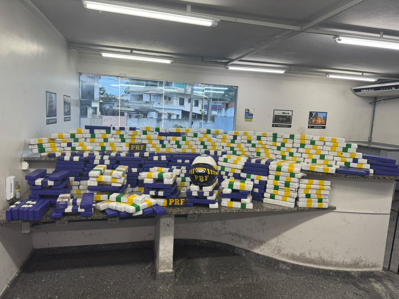 PRF apreende 200 kg de maconha escondidos em cabine de caminhão na BR-101