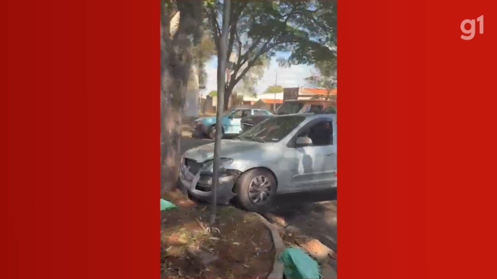 Funcionária que fazia limpeza em avenida de São José é atropelada por carro e quebra o pé