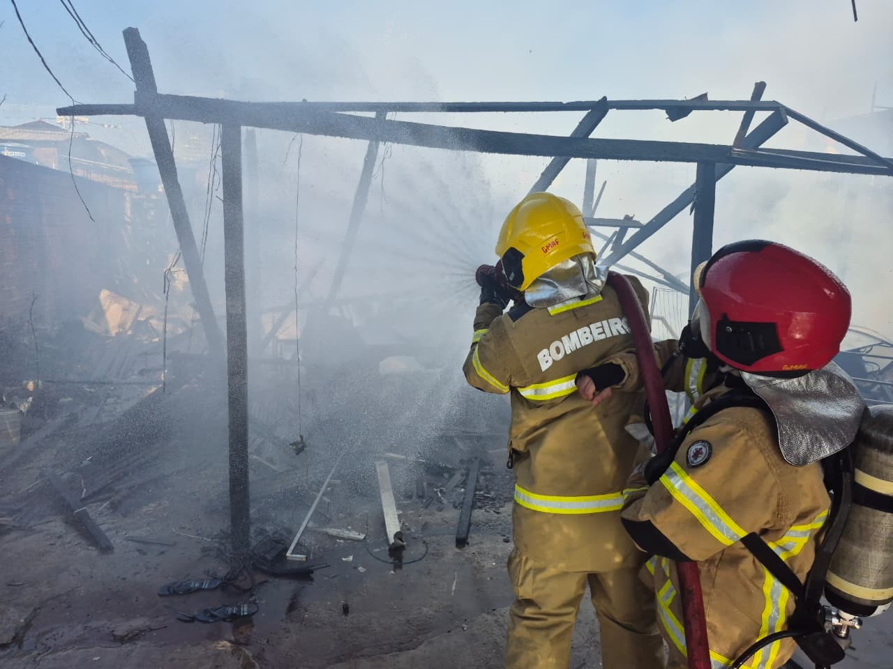 VÍDEO: incêndio destrói 8 casas na Zona Sul de Macapá 