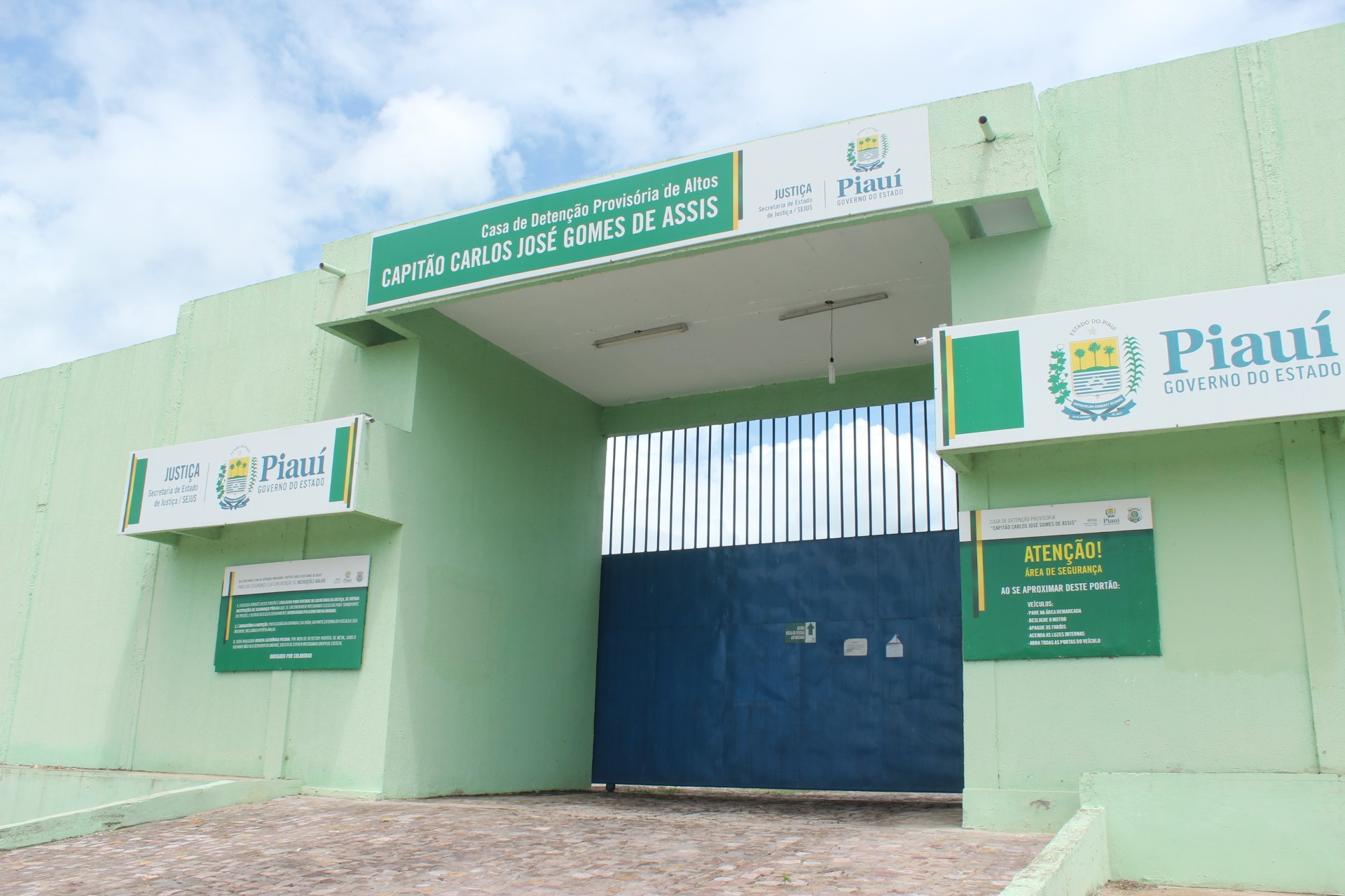 Dois fugitivos do Centro de Detenção de Altos são recapturados; vestiam roupas parecidas com as do presídio, diz polícia