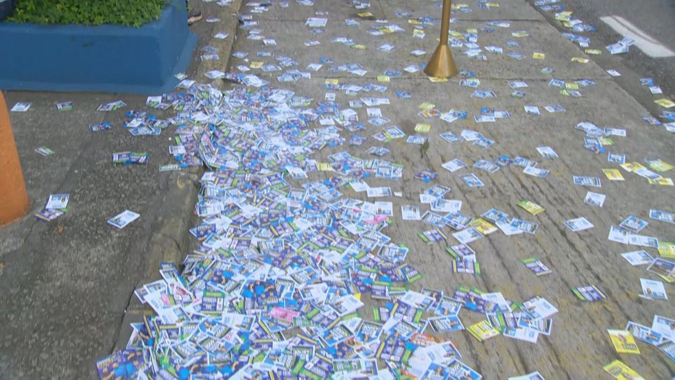 Santinhos na Freguesia — Foto: Reprodução/TV Globo