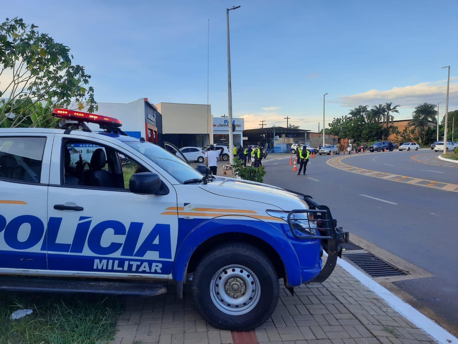 Homem é baleado quatro vezes dentro de casa e morre em rua, diz PM