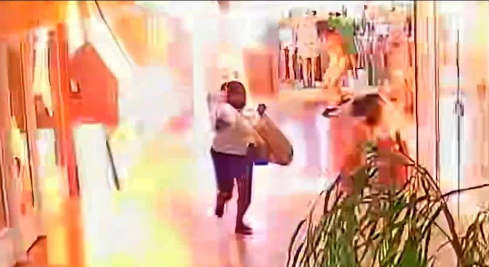 Explosão em shopping em Campos dos Goytacazes, no Rio de Janeiro. Suspeita foi presa no Espírito Santo. — Foto: Reprodução/TV Gazeta