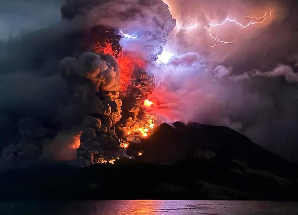 Vulcão Ruang, na Indonésia, entrou em erupção na terça-feira (16). — Foto: AFP Photo/Centro de Vulcanologia e mitigação de riscos geológicos/PVMBK