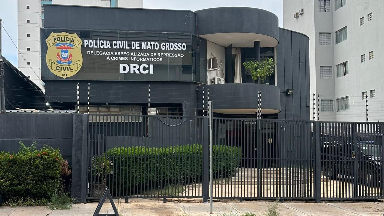Influenciadora é alvo de chantagem com fotos íntimas e polícia faz operação em duas cidades de MT