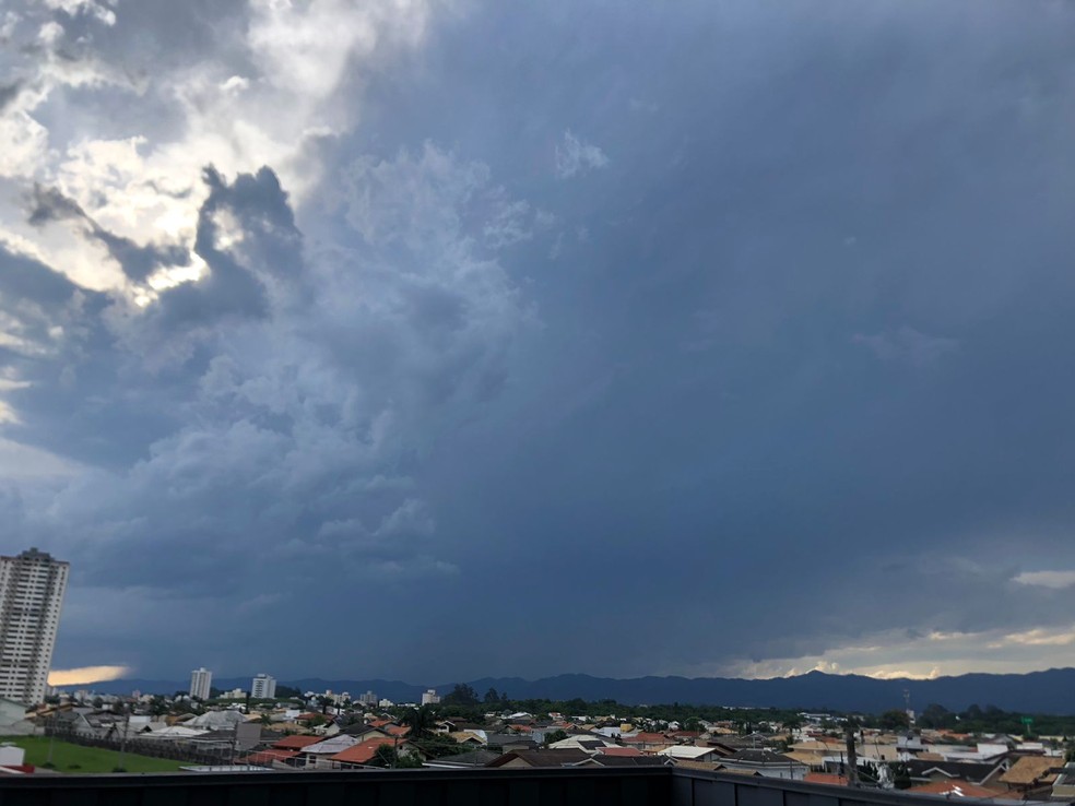 Dezembro será de temperaturas altas e chuvas acima da média no Vale do Paraíba e região — Foto: Lucas Tavares/g1